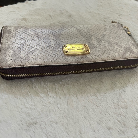 Michael Kors snake print large zip around Wallet GUC - Picture 10 of 13